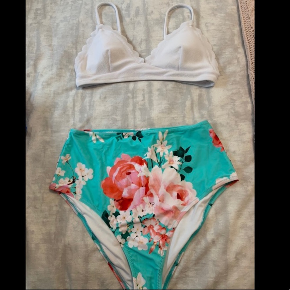 Cupshe White & Floral V Neck Scalloped Bikini NWT